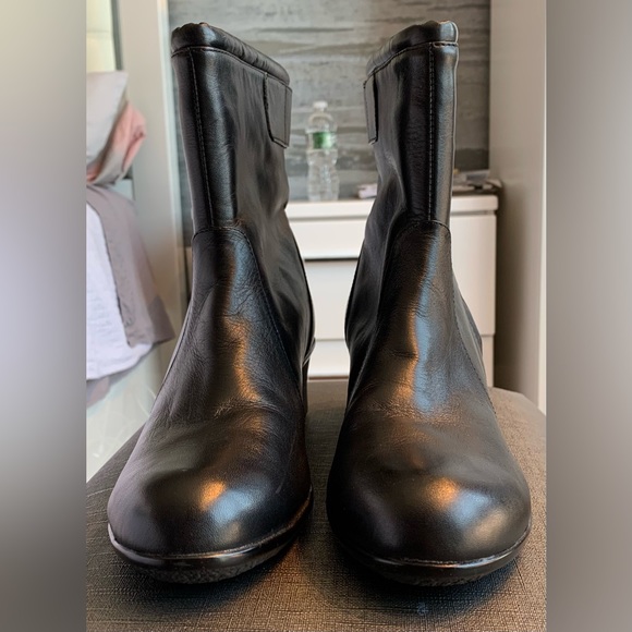 Taryn Rose Ankle-High Boots - Picture 4 of 7